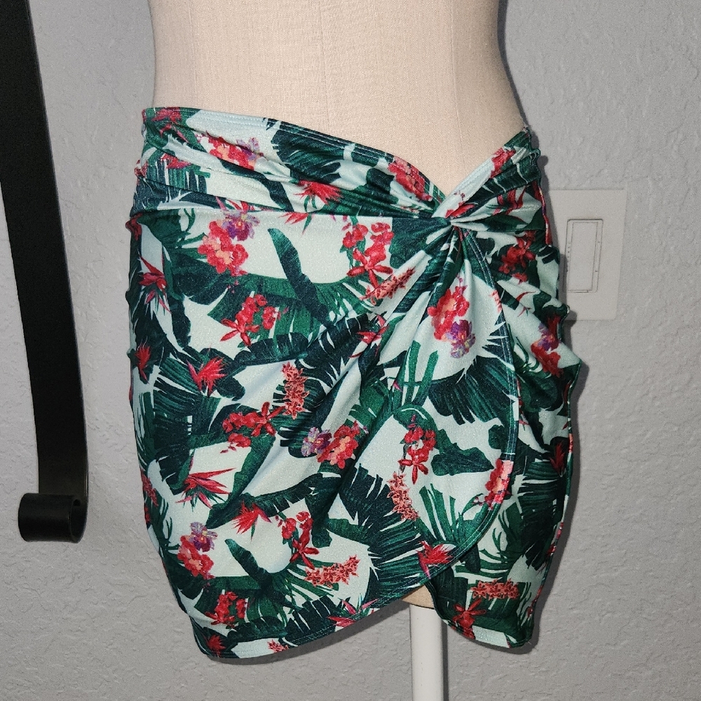 🚨3 for $20 deal!🚨Victoria's Secret Green and Pink Floral Wrap Skirt